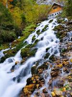 hermosa cascada que fluye en el agua. el río fluye foto