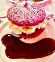 delicioso pastel de macaron francés con crema roja. postre de pastel de macarrones foto