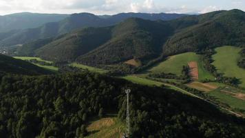 vista aérea de uma torre de rádio, colinas e vale video