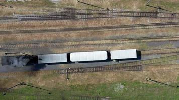 vista aérea de arriba hacia abajo del tren de vapor y la locomotora video
