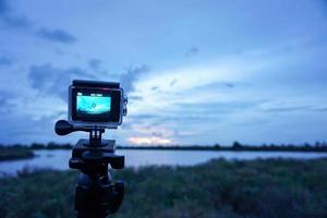 las videocámaras tienen estuches a prueba de agua, configurando la hora para filmar el cielo por la noche antes de que llueva. foto