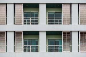 duplicados de ventanas y balcones, condominios, parte del edificio verde foto