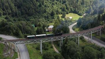 vista aérea de locomotora de vapor y tren en un puente video