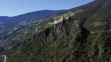 luchtfoto van een klooster Sabiona in Chiusa video