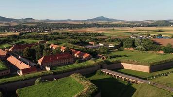 Flygfoto över Terezin fästning - bakåt video