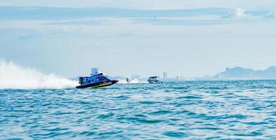 chonburi, tailandia, 26 de noviembre de 2017 barco f1 con hermoso cielo y mar en bangsaen power boat 2017 en bangsaen beach en tailandia foto