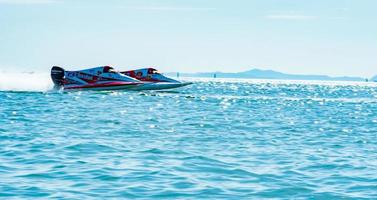 chonburi, tailandia, 26 de noviembre de 2017 barco f3 con hermoso cielo y mar en bangsaen power boat 2017 en bangsaen beach en tailandia foto