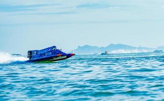 chonburi, tailandia, 25 de noviembre de 2017 barco f1 en bangsaen power boat 2017 en la playa de bangsaen en tailandia foto