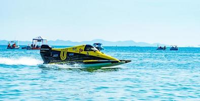 chonburi, tailandia, 26 de noviembre de 2017 barco f3 con hermoso cielo y mar en bangsaen power boat 2017 en bangsaen beach en tailandia foto