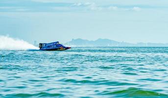 chonburi, tailandia, 26 de noviembre de 2017 barco f1 con hermoso cielo y mar en bangsaen power boat 2017 en bangsaen beach en tailandia foto