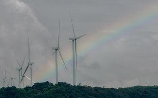 energía eólica. energía eólica. energía sostenible y renovable. aerogeneradores generan electricidad. granja de molinos de viento en una montaña con cielo azul. Tecnología verde. recurso renovable. desarrollo sostenible. foto