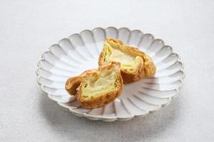 pasteles soes de vainilla, sus vla, una masa choux tradicional francesa rellena de crema pastelera. foto