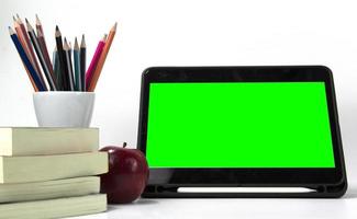 materiales educativos en la caja, con pantalla verde ipad y libros aislados en fondo blanco. diseño de concepto de póster de regreso a la escuela