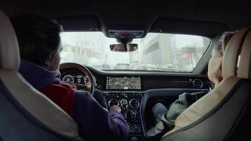 Bentley förare justerar luftkonditioneringens galler stadsväg video