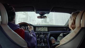 Ein Passagier fotografiert die Stadt von einem Auto aus, einer Stadtautobahn video