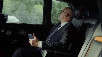 rolls-royce passagerare i kostym med en telefon på flygplatsens landningsbana video