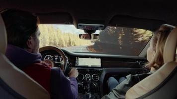 Mann und Frau auf dem Vordersitz eines Autos video