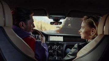 Bentley-Fahrer kommuniziert mit einer Personenstraße entlang des Waldes video