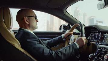 conductor de coche de lujo bentley conduciendo,autopista de la ciudad video