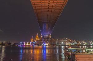 puente bhumibol, puente del río chao phraya. encienda las luces en muchos colores en la noche. foto