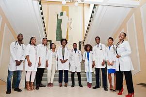 grupo de estudiantes de médicos africanos dentro de la universidad de medicina. foto