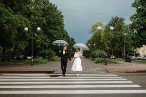 pareja joven novia y novio en un vestido corto blanco foto