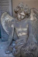 estatua de ángel en una tumba antigua situada en el cementerio de Génova - Italia foto