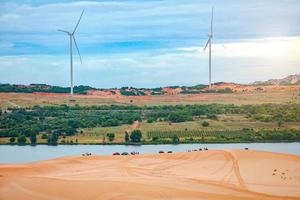 un hermoso paisaje, crudo de cielo azul en el desierto, hermoso paisaje de dunas de arena blanca el popular lugar de atracción turística en mui ne, vietnam. foto