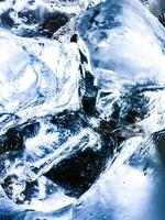 fondo de hielo abstracto, los cubitos de hielo se sienten frescos en los días calurosos, el hielo es indispensable en verano. te ayudará a refrescarte y te hará sentir bien. foto