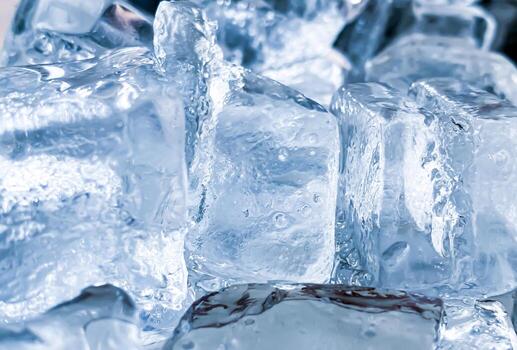 la forma del cubo de hielo se ha ajustado para agregar color, lo ayudará a refrescarse y lo hará sentir bien. foto