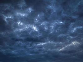 las nubes de lluvia que se formaron provocando una tormenta foto