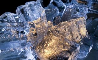 la forma del cubo de hielo se ha ajustado para agregar color, lo ayudará a refrescarse y lo hará sentir bien. foto