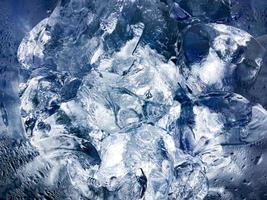 los cubitos de hielo se sienten frescos en el fondo de los días calurosos foto
