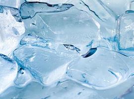 la forma del cubo de hielo se ha ajustado para agregar color, lo ayudará a refrescarse y lo hará sentir bien. foto