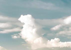 fondo nublado abstracto, hermosas rayas naturales de cielo y nubes, hermoso paisaje natural foto