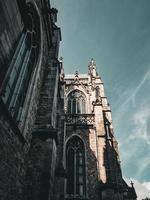 un primer plano de la iglesia de san pedro y san pablo bajo la dura luz del sol en ostende, bélgica. foto