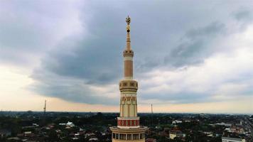 bantul, yogyakarta-indonesia, 24 de junio de 2022 - hermosa vista aérea, majestuosa torre de la gran mezquita. foto