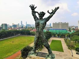 jakarta, indonesia, 19 de mayo de 2022 - hermosa vista aérea - edificio de oficinas, monumento lapangan banteng. foto