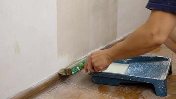 preparação da parede antes da pintura, o mestre preparou a superfície. filmagem fullhd de alta qualidade video