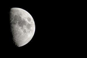 cuarto de luna- 1 semana después de la luna nueva, la luna girará alrededor del mundo aproximadamente 1 en 4 de su órbita. veremos la mitad del lado expuesto al sol foto