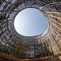 arcos de bambú, que se basan en grandes artesanías arquitectónicas de bambú de pollo, tejido de madera, sombrilla foto