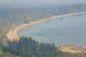 la playa de chumphon, mirando el ángulo alto desde el punto de vista de khao matree foto