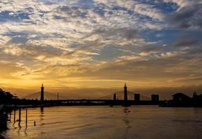 el cielo de la tarde sobre el puente sobre el río foto