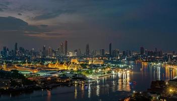 gran palacio capital de tailandia con el río chao phraya que rodea la isla de rattanakosin foto