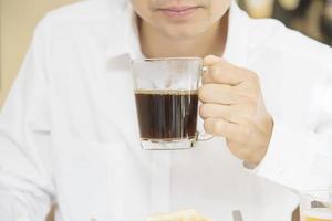 hombre de negocios come el desayuno americano en un hotel - la gente toma un desayuno en concepto de hotel foto