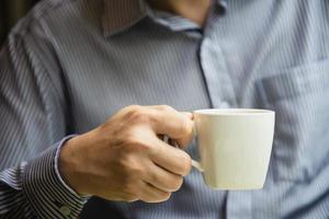 hombre de negocios come el desayuno americano en un hotel - la gente toma un desayuno en concepto de hotel foto