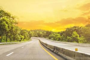 hermosa carretera de Tailandia con montaña verde y fondo de sol foto