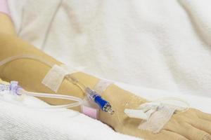 un paciente está recibiendo medicación a través de terapia intravenosa foto