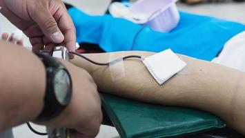 hombre voluntario que dona sangre a la organización roja cruzada - personas con concepto de donación de sangre foto