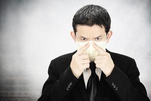 el hombre que usa máscara protege el polvo fino en el ambiente de contaminación del aire - personas con equipo de protección para el concepto de contaminación del aire foto